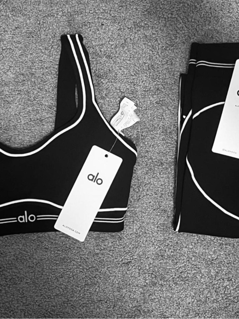 ALO Yoga Black Sports Bra with White Trim Size(S) - Picture 2 of 4